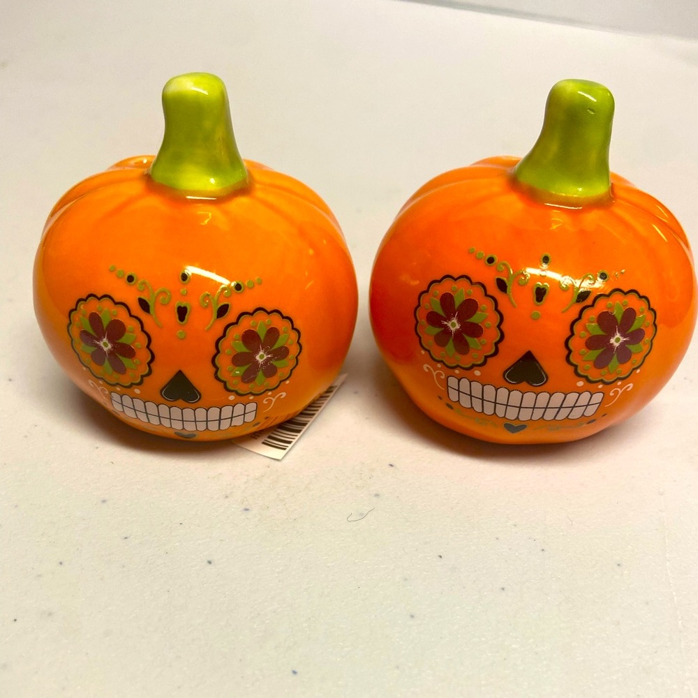 Salt and pepper shakers painted pumpkins 🎃 Halloween